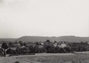 Lichtenhain, Ortsansicht mit dorfkirche gegen Kleinen und Großen Winterberg und Affensteine. Blick nach Südsüdost