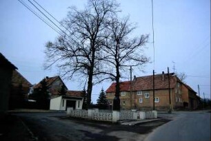 Dorfanger mit umzäuntem Platz, Wendeschleife, Bushaltestelle