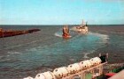 Norddeich: Hafeneinfahrt mit Fährschiff