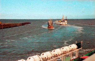 Norddeich: Hafeneinfahrt mit Fährschiff