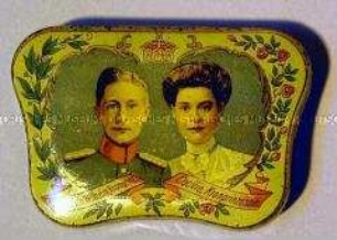 Automatenblechdose, trapezförmig, "Friedrich Wilhelm, Kronprinz Cecilie, Kronprinzessin" (auf Deckelseitenwand: Hartwig und Vogel. - Abbildung des Kronprinzenpaares)