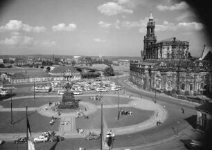 Dresden-Altstadt. Theaterplatz mit Reiterdenkmal König Johanns. Blick von der Gemäldegalerie gegen Italienisches Dörfchen, Augustusbrücke und Hofkirche