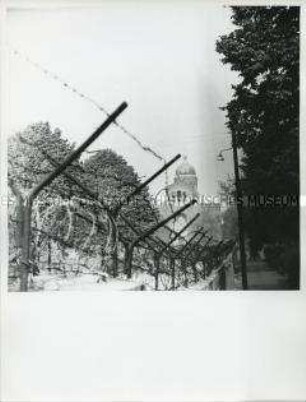 Blick nach Ost-Berlin auf Sektorengrenze und Mauer Nähe Kreuzberger Heinrich-Heine-Straße / Sankt-Michael-Kirche / Engelbecken