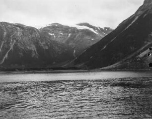 Berglandschaft : Blick über den Skjomenfjord auf die bergige Landschaft.