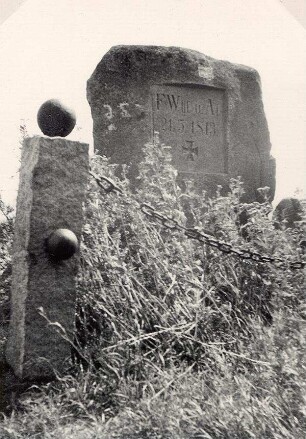 Gedenkstein an das Jahr 1813 bei Jenkwitz : Pomjatny kamjeń na lěto 1813 pola Jenkec