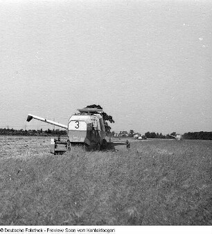 Landwirtschaft (Lagerhäuser, Neubau, Kongreß mit Krolikowski, Buchstand, Kartoffelsortieren, Gewächshaus, Kartoffeln, Getreideernte mit Mähdreschern, Auszeichnung auf dem Feld, Pflügen, Pflanzhütchen)