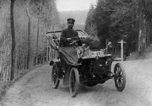 Hermann Krauße im Automobil der Gebr. Beyer
