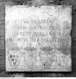 Tafel mit Namen und Wappen vier römischer Magistrate