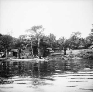 Dorf am Fluss : Blick über den Fluss zu einem Dorf, am Fluss Einbäume