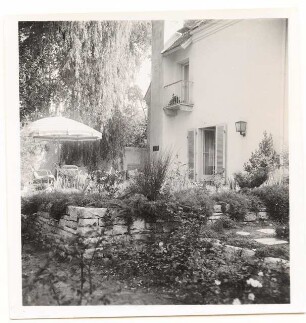 Garten Dr. Meyer, Berlin-Frohnau: Wohnhaus Seite mit Terrasse