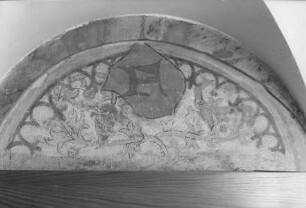 Schildbogen mit Maßwerk, Rankenwerk und Signatur A