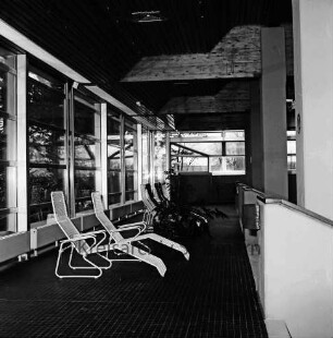 Hallenbad [später Travebad-Schwimmhalle]: Konrad-Adenauer-Ring: Innenansicht: Balustrade mit Liegen: dahinter Fensterfront: 16. Februar 1976