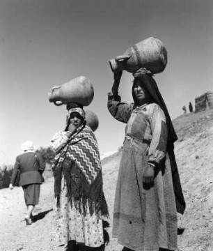 Reisefotos Ägypten. Beni Hasan. Fellachen. Zwei Wasserträgerinnen