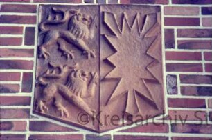 Hauptgebäude [Stormarnhaus, später Gebäude A]: Kunst am Bau: Steinrelief "Stormarnwappen" von Richard Kuöhl