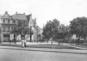 Mügeln (Heidenau-Mügeln). Maxstraße mit Passanten