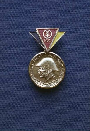 Reservistenabzeichen (NVA) : Reservistenabzeichen der Nationalen Volksarmee (1965 gestiftet mit Anordnungsnummer 23/65). Medaille (36 mm Durchmesser. 1968/1990 verliehen) an Spange (24 x 35 mm), verliehen in drei Stufen. Goldstufe für mehr als 10-jährige Dienstzeit (Buntmetall). Avers