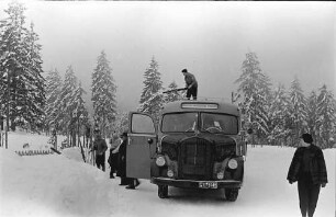 Ruhestein: Ski werden vom Bus geladen
