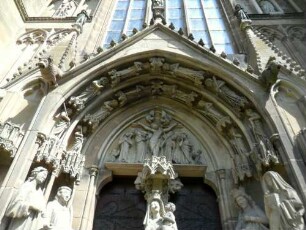 Ritterstift-Ansicht von Süden - Querhaus (gotisch)-Portal im Bogenbreich mit figürlicher Ornamantik in den Archivolten im Detail