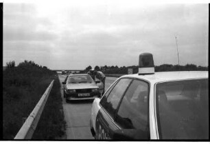 A 1: Raststätte "Buddikate" bei Todendorf: Verkehrskontrolle: zwei Polizeibeamte der Verkehrsüberwachungsbereitschaft