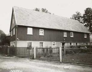 Markneukirchen-Siebenbrunn (Vogtlandkreis), Wohnhaus (ehemaliges Wohnstallhaus), Am Bahnhof 3, Straßenansicht (Traufseite)