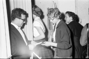 Donaueschingen: Donaueschinger Musiktage; Luciano Berio (Italien) gibt Autogramme