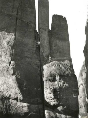 Sächsische Schweiz. Schrammsteine, Dreifingerturm. Seilschaft G. Junghans am Nordost-(Barth)-Weg (VIIb)