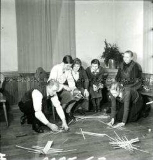 Unterricht im Korbflechten in einem Lager des Reichsarbeitsdienstes