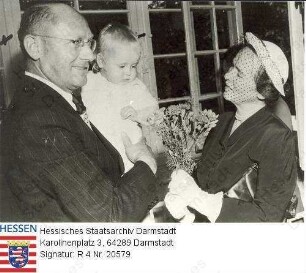Newman, James R., Dr. (* 1901) / Porträt, Gruppenaufnahme, 1.v.l. / Besuch eines Waisenhauses in Kassel mit der Ehefrau des US-Hohen Kommissars in Deutschland, John Jay McCloy (1895-1989)
