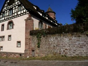 Hirsau-Kloster St Peter und Paul-Ansicht von Süden-kleiner Fruchtkasten (ehemaliger Westtrakt des 1692 zerstörten Jagschlosses) über Giebelseite mit anschließender Klostermauer