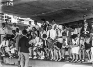 Personen auf einer Tribüne : Personen auf einer überdachten Tribüne an Deck eines Schiffes