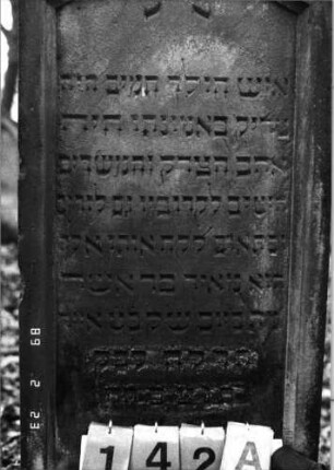 Grabstein 142 (Index: 99751956) Material: Sandstein Zustand: gut Maße HxBxT: 137x53x25 cm Beschreibung: Stele, Sockel, giebelartiger Abschluß mit Verdachung, Schriftfeld eingetieft: Grabstein 142A