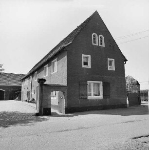 Cossebaude-Gohlis, Dorfstraße 11. Dreiseithof (1802)