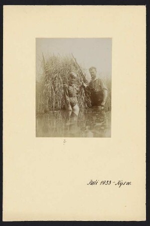 Königswartha, Rudolf Zimmermann mit einem Jungen an einem Fotoversteck aus Schilf in einem Teich stehend