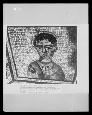 Fußbodenmosaik des Südsaals: Menschen-,Tier- und Pflanzendarstellungen umgeben von Rankenornamenten — Bildnisse von Frauen und Männern umgeben von Vögeln und geometrischer Ornamentik — Bildnis eines Mannes
