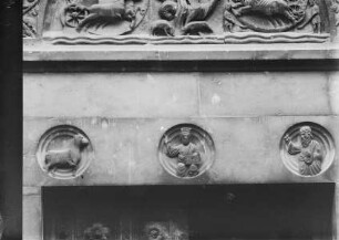 Portale della Vita (Südportal) — Medaillonreliefs mit Agnus Dei, Christus und Johannes dem Täufer