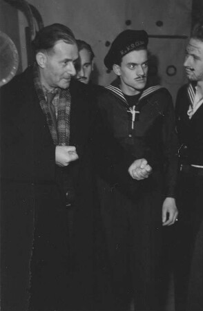 Eröffnung der Friedrich-Wolf-Oberschule in Boock / Kreis Uecker-Randow (Mecklenburg) : Szene mit Friedrich Wolf bei der Aufführung eines Theaterstücks