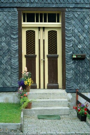 Detail: hölzerne Haustür mit Oberlicht