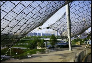München: durch Satteldächern des Oststadions auf Olympisches Dorf