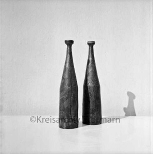 Juscha und Siegfried Schneider-Döring: Kunstkeramiker: Werke: zwei Flaschen: vor weißem Hintergrund