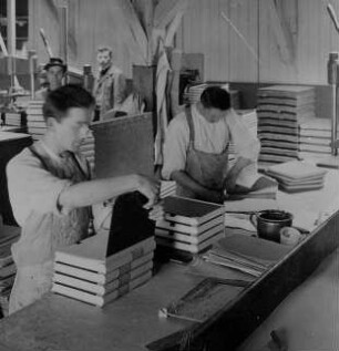 Überziehen der Deckelinnenseiten : Technikgeschichte | Technologie | Buchbinderei | Geschäftsbücherfabrikation | Geschäftsbücherfabrik. J. C. König & Ebhardt
