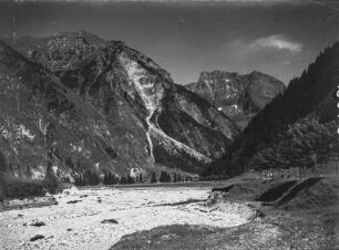 Das Oytal : Das Oytal mit dem Bett des Oybach. Rechts eine Allee und Wanderer.