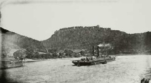 Sächsische Schweiz. Elbe oberhalb Rathen mit Kettenschlepper gegen Festung Königstein