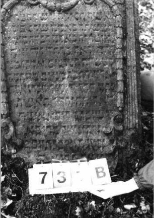 Grabstein 731 (Index: 99751644) Material: Sandstein Zustand: verwittert/Textverlust Maße HxBxT: 142x78x14 cm Beschreibung: Stele, Kielbogenabschluß, rechteckiges Schriftfeld eingetieft Symbolik: Löwenpaar herschauend als Schildhalter, Krone, Girlande, Ranken: Grabstein 731B