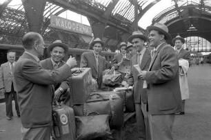 Abfahrt der deutschen Fußball-Nationalmannschaft vom Karlsruher Hauptbahnhof zur Fußball-Weltmeisterschaft 1954 in Bern.