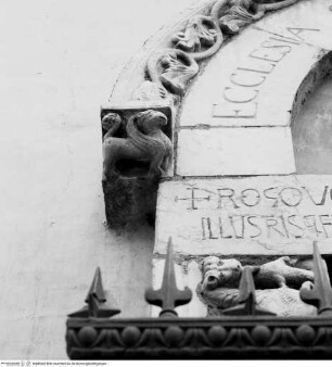 Seitenportal mit alttestamentlichen Szenen, Archivolte und Türsturz