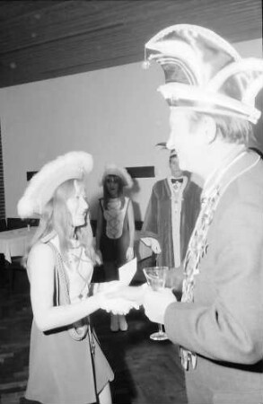 Freiburg: Kolpingsaal; Ministerpräsident Dr. Filbinger, Kuss von der Prinzessin von Plankstadt