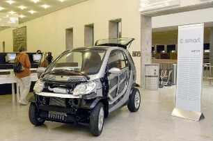 Personenkraftwagen vom Typ "Smart" im Foyer