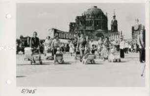 Westberliner Bürger im Demonstrationszug zum 1. Mai 1953 in Berlin