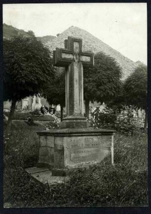 Friedhof. Grabkreuz Forstmeister Carl Alphons Belli de Pino, 1838. Aug