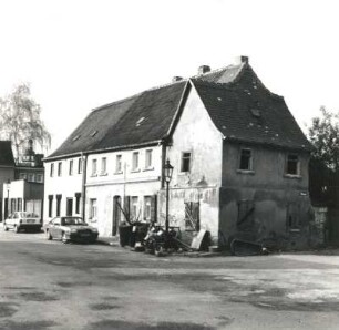 Pegau, Ottomarsplatz 7/9/Ecke Webergasse. Wohnhäuser (um 1820 Nr., 8, um 1790 Nr.9). Straßenansicht